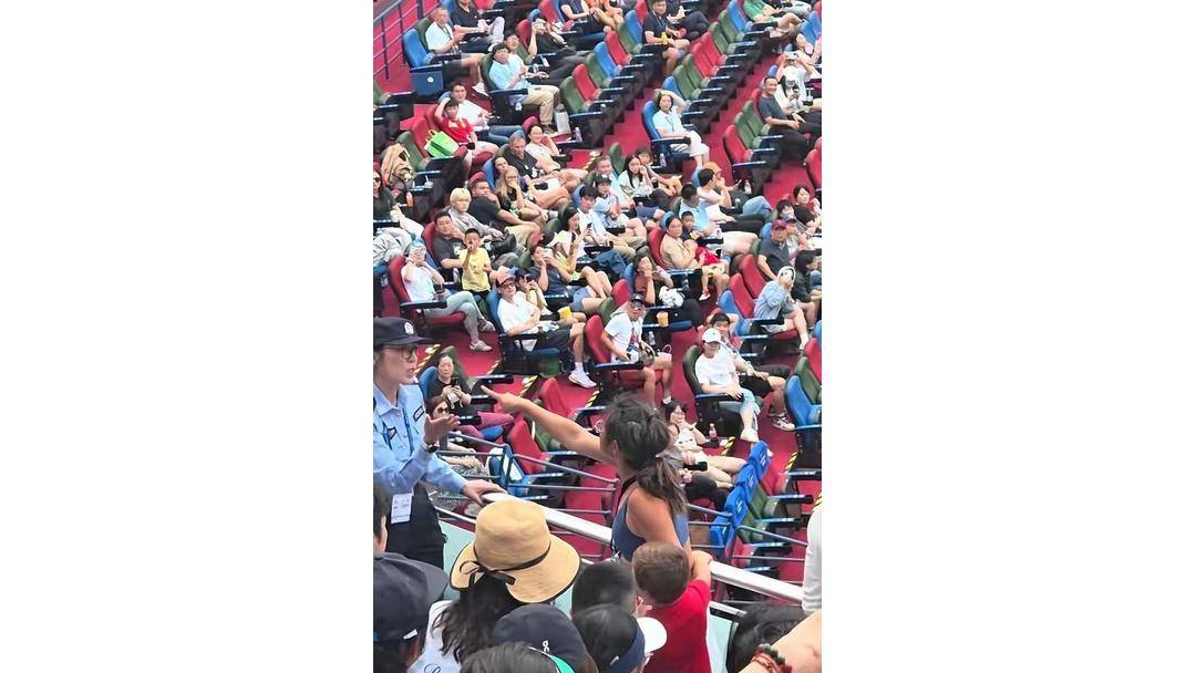 上海网球大师赛观众高声嘶吼，裁判多次劝阻，保安最终请离