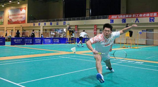 威海高区总工会举办职工羽毛球比赛
