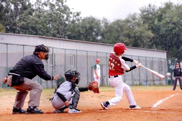 450名中小学生角逐市体育传统校棒球比赛