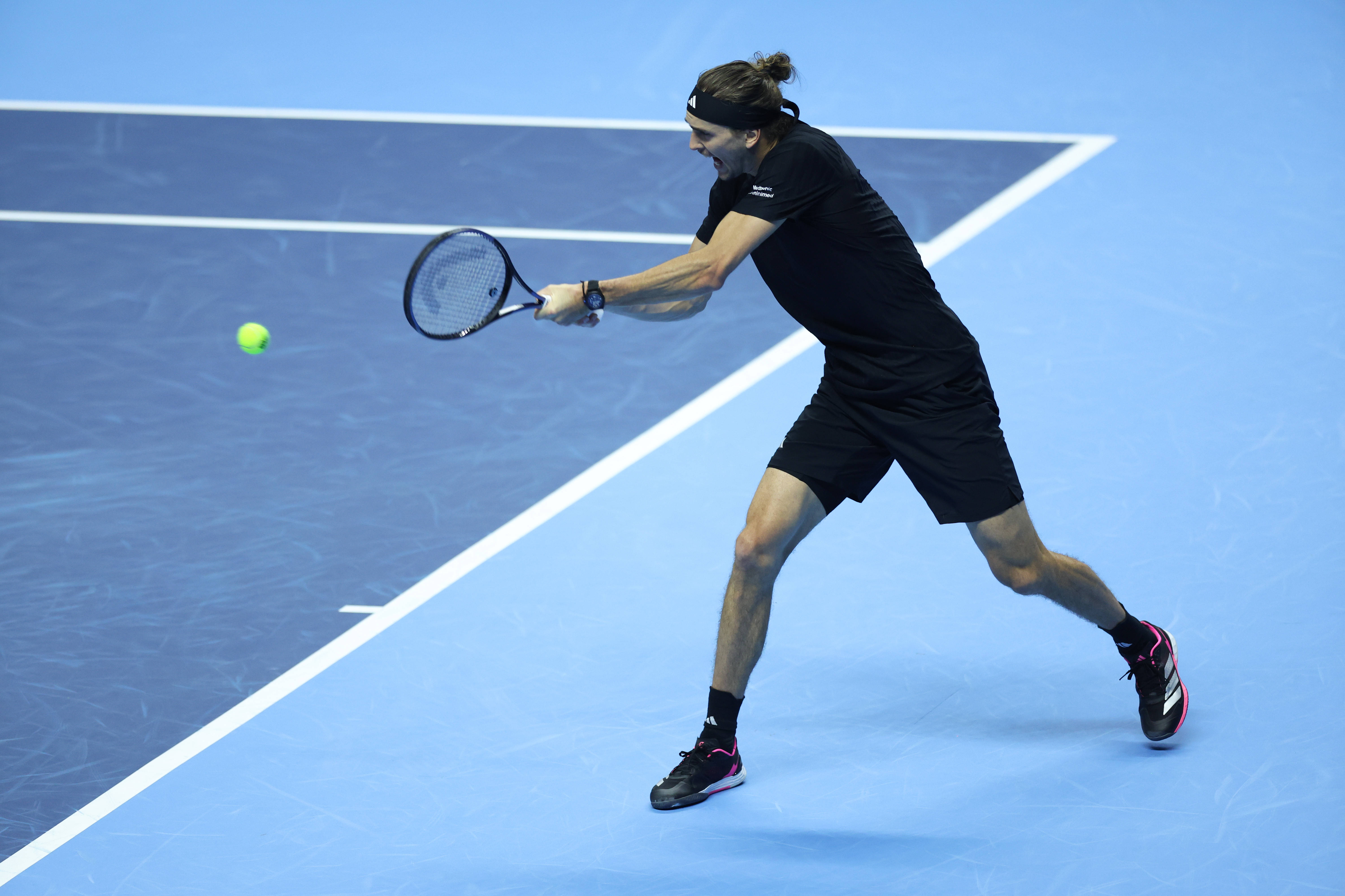 （体育）网球——ATP年终总决赛：奥热-阿利亚西姆胜兹韦列夫