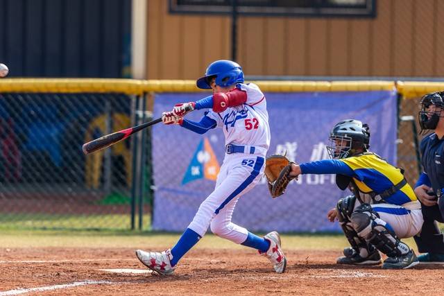 棒球赛场的弧线：少年顾阳的投打与制胜