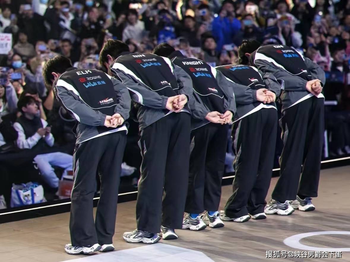 继“AG经理爱笑透露：明年Uzi有机会复出”后，教练朱开谈Uzi疯狂打排位原因：他在检测自己的实力，来确定到底能不能上场打比赛！