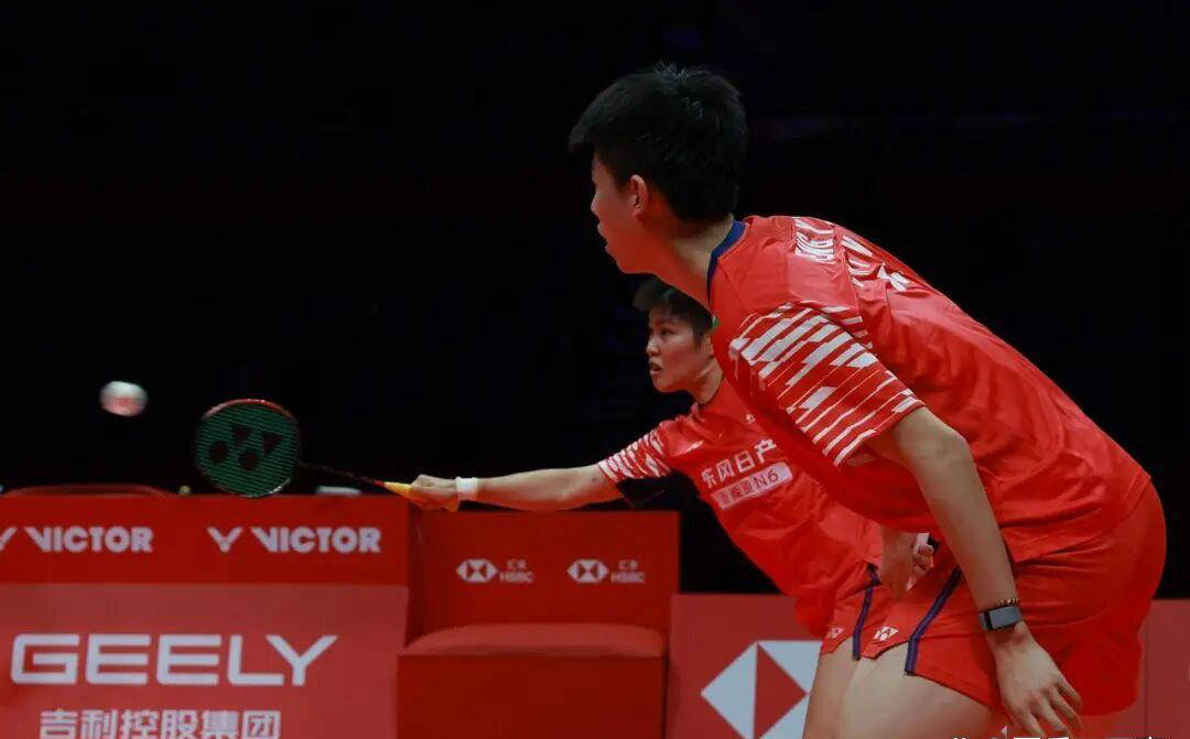 羽毛球总决赛：国羽黄东萍冯彦哲三连胜击败世界排名第四晋级四强